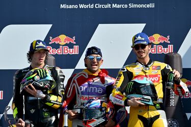 De izquierda a derecha, Marco Bezzecchi que terminó segundo, el ganador del GP de San Marino Jorge Martín y a la derecha, el tercero hoy en el GP de San Marino Francesco Bagnaia, vigente campeón y actual líder del Mundial 2023.