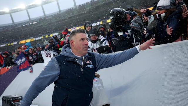 Here’s how much money Mike Vrabel, the Patriots head coach, makes per year.