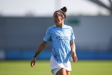Del Chelsea al City, con Lucia Roberta Tough Bronze (Berwick-upon-Tweed, Inglaterra, 28 a?os). La lateral brit¨¢nica es otra de las jugadoras con m¨¢s nivel internacional del mundo. Tras pasar por todas las categor¨ªas inferiores de la Selecci¨®n, la inglesa debut¨® en una gran competici¨®n en 2013, disputando la Eurocopa. Adem¨¢s, jug¨® en la Copa del Mundo de 2015, ayudando a Inglaterra a obtener el tercer lugar, y en la Copa del Mundo de 2019, siendo semifinalista. En cuanto a los premios m¨¢s destacados, la futbolista del Manchester City fue elegida ¡®Jugadora del a?o¡¯ por la UEFA en 2019. Nacida en Berwick-upon-Tweed, la lateral empez¨® su carrera con el Sunderland y con el North Caroline, antes de jugar en el Everton y el Liverpool, ganando t¨ªtulos de liga con ambos clubes. En 2014 lleg¨® al Manchester City y gan¨® un doblete en 2016. La defensa inglesa abandon¨® la Premier en 2017 para pasar a formar parte del Olympique de Lyon, donde gan¨® tres Ligas y tres Champions consecutivas, adem¨¢s de dos Copas de Francia. Bronze volvi¨® hace unas semanas al Manchester City, donde espera seguir sumando ¨¦xitos.