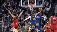 SAN FRANCISCO, CALIFORNIA - JANUARY 27: Stephen Curry #30 of the Golden State Warriors goes up for a layup against Fred VanVleet #23 of the Toronto Raptors during the second quarter at Chase Center on January 27, 2023 in San Francisco, California. NOTE TO USER: User expressly acknowledges and agrees that, by downloading and or using this photograph, User is consenting to the terms and conditions of the Getty Images License Agreement.   Thearon W. Henderson/Getty Images/AFP (Photo by Thearon W. Henderson / GETTY IMAGES NORTH AMERICA / Getty Images via AFP)