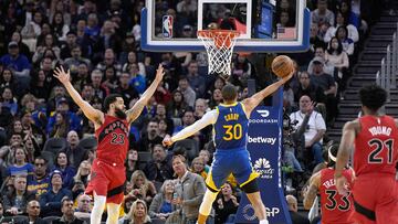 SAN FRANCISCO, CALIFORNIA - JANUARY 27: Stephen Curry #30 of the Golden State Warriors goes up for a layup against Fred VanVleet #23 of the Toronto Raptors during the second quarter at Chase Center on January 27, 2023 in San Francisco, California. NOTE TO USER: User expressly acknowledges and agrees that, by downloading and or using this photograph, User is consenting to the terms and conditions of the Getty Images License Agreement.   Thearon W. Henderson/Getty Images/AFP (Photo by Thearon W. Henderson / GETTY IMAGES NORTH AMERICA / Getty Images via AFP)