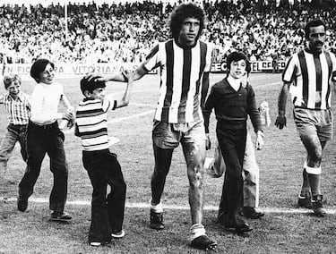 Jugó con el Alavés cuatro temporadas entre 1975 y 1979. Defendió los colores del Real Madrid durante cuatro temporadas desde 1984 hasta 1988.