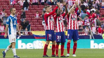 Lucas, Arona y Torres aplauden al p&uacute;blico del Wanda Metropolitano al finalizar el Atl&eacute;tico-Espanyol. 