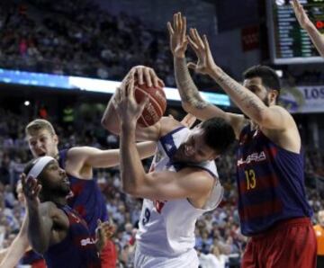 Felipe Reyes con Vitor Faverani y Tyrese Rice.