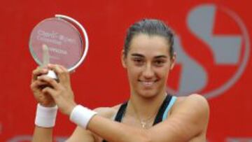 La francesa Caroline Garcia muestra el trofeo ganado en el torneo de Bogot&aacute;. 