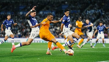 Disparo del delantero francés del Real Madrid, Kylian Mbappé, en los primeros minutos del encuentro. El balón ser topó con Remiro.