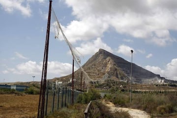 Las vallas están destrozadas.