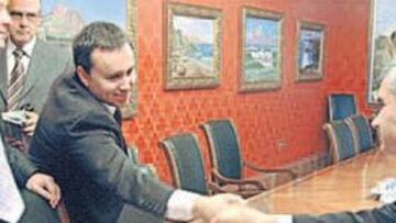 <b>HISTÓRICO. </b>Huerga, ayer, saluda a un empleado del Ayuntamiento durante la apertura de las plicas.