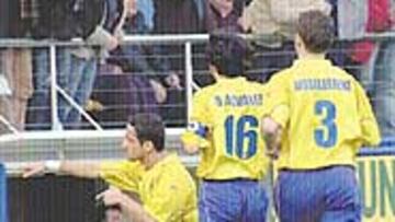 <b>ESPECTÁCULO</b>. Los jugadores del Villarreal celebran uno de los goles marcados al Racing.