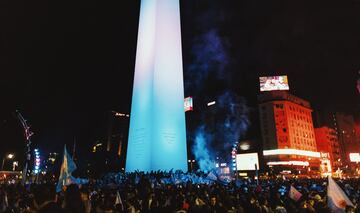 Numerosos aficionados de La Albiceleste salieron por las calles de Buenos Aires para celebrar el título de la Copa América conseguido ante el eterno rival, la selección brasileña. 