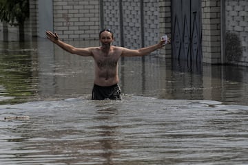 La destrucción del dique ha provocado la evacuación de civiles en Jersón y otras poblaciones por el riesgo de inundaciones. Miles de personas a ambos lados del río se verán afectadas por el derrumbe de la presa.