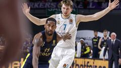 Brad Wanamaker ante Luka Doncic.