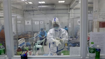 Yangon (Myanmar), 01/01/2021.- A medical worker wearing PPE (personal protective equipment) changes gloves as she works inside surgical observation room for Persons Under Investigation (PUI) at Yangon General Hospital, in Yangon, Myanmar, 01 January 2021.