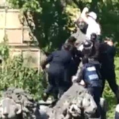 ¡Mexicano perdió el control! Se subió a La Cibeles