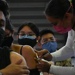 ¿Te falta alguna dosis o la vacuna de refuerzo de la COVID-19? Consulta las sedes en CDMX para rezagados