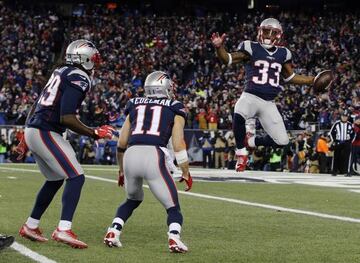 Dion Lewis anotó el primer touchodown del partido para los Patriots y lo celebró con Edelman y Blount.