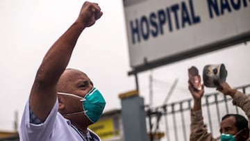 Health workers react during a protest against the lack of security equipment, outside the Hipolito Unanue public hospital in Lima on May 20, 2020, amid the new COVID-19 coronavirus pandemic. (Photo by Ernesto BENAVIDES / AFP)