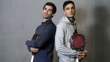 Los jugadores de pádel Alejandro Galán y Juan Lebrón posan en una entrevista para AS.