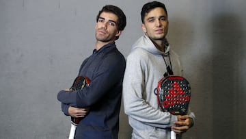 Los jugadores de p&aacute;del Alejandro Gal&aacute;n y Juan Lebr&oacute;n posan en una entrevista para AS.