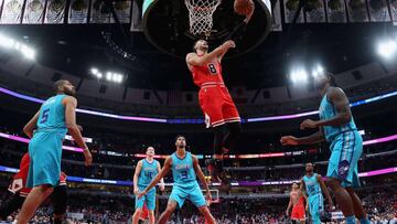 CHICAGO, IL - OCTOBER 24: Zach LaVine #8 of the Chicago Bulls drives the lane to put up a shot against the Charlotte Hornets at the United Center on October 24, 2018 in Chicago, Illinois. NOTE TO USER: User expressly acknowledges and agrees that, by downloading and/or using this photograph, User is consenting to the terms and conditions of the Getty Images License Agreement.   Jonathan Daniel/Getty Images/AFP
 == FOR NEWSPAPERS, INTERNET, TELCOS &amp; TELEVISION USE ONLY ==