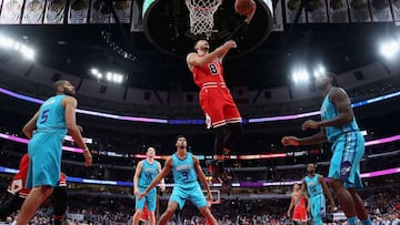 CHICAGO, IL - OCTOBER 24: Zach LaVine #8 of the Chicago Bulls drives the lane to put up a shot against the Charlotte Hornets at the United Center on October 24, 2018 in Chicago, Illinois. NOTE TO USER: User expressly acknowledges and agrees that, by downloading and/or using this photograph, User is consenting to the terms and conditions of the Getty Images License Agreement.   Jonathan Daniel/Getty Images/AFP
 == FOR NEWSPAPERS, INTERNET, TELCOS &amp; TELEVISION USE ONLY ==