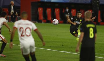 El Sevilla estaba dominando, pero Suleymanov lanzó una espectacular falta por encima de la barrera y el balón entra por la escuadra derecha.