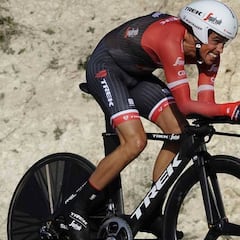 El susto de Contador con dos perros en Lucena