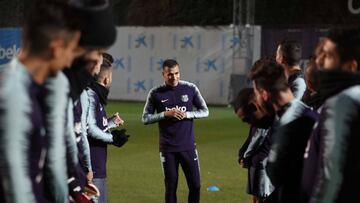 La bienvenida a Murillo en el entreno del Barcelona