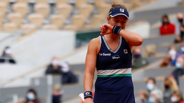 Argentina&#039;s Nadia Podoroska reacts as she plays against Poland&#039;s Iga Swiatek during their women&#039;s singles semi-final tennis match on Day 12 of The Roland Garros 2020 French Open tennis tournament in Paris on October 8, 2020. (Photo by Thomas SAMSON / AFP)