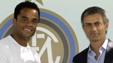 <strong>FIRMA.</strong> Mancini firmó esta tarde el contrato que le une al Inter de Milán para las próximas temporadas.