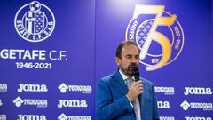 Angel Torres en un acto de presentación de las equipaciones