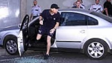 <B>CRISTALES ROTOS.</b> Lussenhoff se baja de su vehículo después de una piedra lanzada por unos aficionados rompiera una de las lunas del coche.