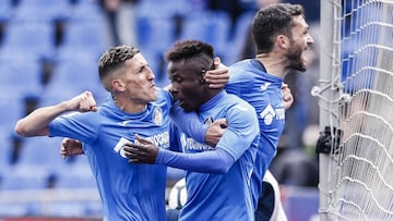 Amath y Fajr celebran el gol del Getafe.