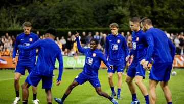 Frimpong, en el centro de un rondo de la selección neerlandesa.