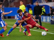 VITORIA, 20/10/2025.- El centrocampista del Valencia Luis Rioja (d) protege un balón ante Youssef Enríquez, del Alavés, durante el partido de LaLiga de fútbol que Deportivo Alavés y Valencia CF disputan este lunes en el estadio de Mendizorrotza, en Vitoria. EFE/Adrián Ruiz Hierro