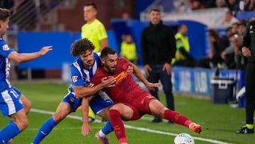 VITORIA, 20/10/2025.- El centrocampista del Valencia Luis Rioja (d) protege un balón ante Youssef Enríquez, del Alavés, durante el partido de LaLiga de fútbol que Deportivo Alavés y Valencia CF disputan este lunes en el estadio de Mendizorrotza, en Vitoria. EFE/Adrián Ruiz Hierro