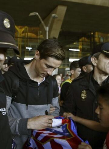 Fernando Torres llegó al Aeropuerto de Barajas en medio de un espectacular recibimiento por parte de la afición.