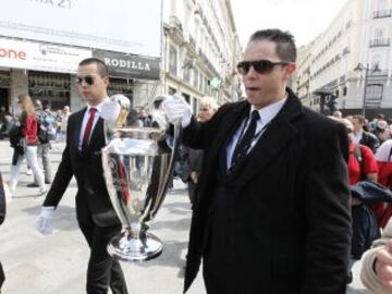 Los seguidores del Chelsea inundaron las calles del centro de Madrid, disfrutando del buen tiempo. Replica del trofeo