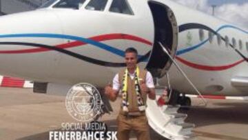 Robin Van Persie posa con la bufanda de su nuevo equipo.