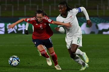 Valeria del Campo defiende a Barbra Banda, de Zambia.