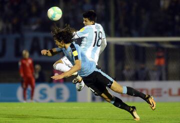 Edinson Cavani y Marcos Acuña.