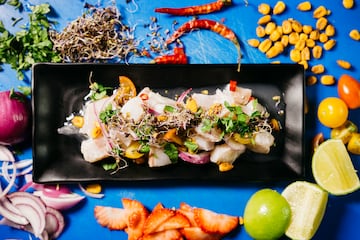 Pescado blanco marinado en jugo de lima con cebolla morada, cilantro, aj¨ª y ma¨ªz. Refrescante y sabroso.