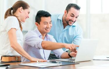 Antes de convertirse en Shang-Chi, Simu Liu fue modelo de banco de fotos y se viraliza en redes