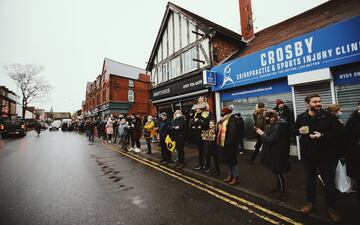Debido a la nueva cepa del Coronavirus en Reino Unido su Primer ministro, Boris Johnson, decretó nivel 4 de alerta. Esto implica que los habitantes de los territorios afectados "deben permanecer en casa". Pero los habitantes de Crosby, un área suburbana en Sefton, Merseyside, y seguidores del Marine F.C. se saltaron dicho confinamiento para recibir al conjunto dirigido por Mourinho antes del encuentro de la FA Cup. Los Spurs vencieron 0-5 gracias a los goles de Carlos Vinícius (3), Lucas Moura y Devine. 