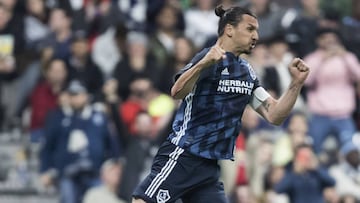 El delantero sueco tuvo una noche brillante y lideró a sus compañeros a la victoria en campo ajeno; triunfo importante para los de Barros Schelotto