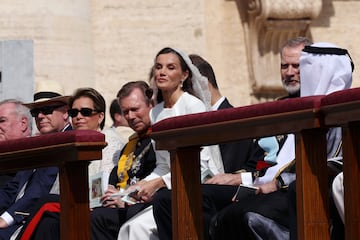 La Reina Letizia de Espa?a en su esca?o antes de la Misa de Inauguraci車n del Papa Le車n XIV en la Plaza de San Pedro el 18 de mayo de 2025 en la Ciudad del Vaticano.