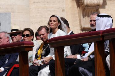 La Reina Letizia de España en su escaño antes de la Misa de Inauguración del Papa León XIV en la Plaza de San Pedro el 18 de mayo de 2025 en la Ciudad del Vaticano.