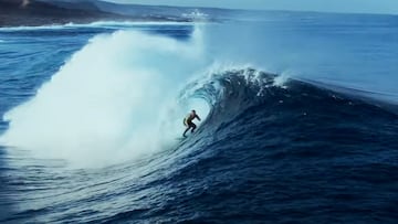 Nic Von Rupp surfeando un tubazo en Canarias