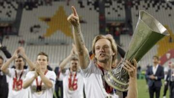 Rakitic levanta la Copa.