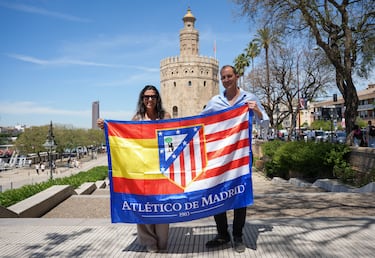 Camisetas, bufandas y banderas protagonizan el ambiente previo a la final en Sevilla.